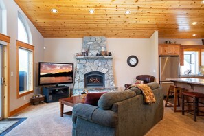 Una Smart TV, una chimenea, una mesa de tenis de mesa