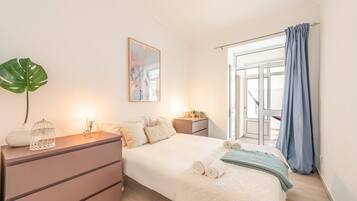 1 dormitori, escriptori, planxa i posts de planxar i Internet