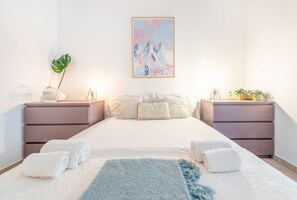 1 habitación, escritorio, tabla de planchar con plancha y internet 