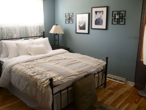 3 chambres, bureau, fer et planche à repasser, lit de bébé portatif