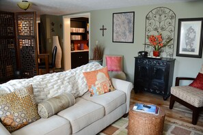 Téléviseur connecté, lecteur de DVD, livres, sélection de films