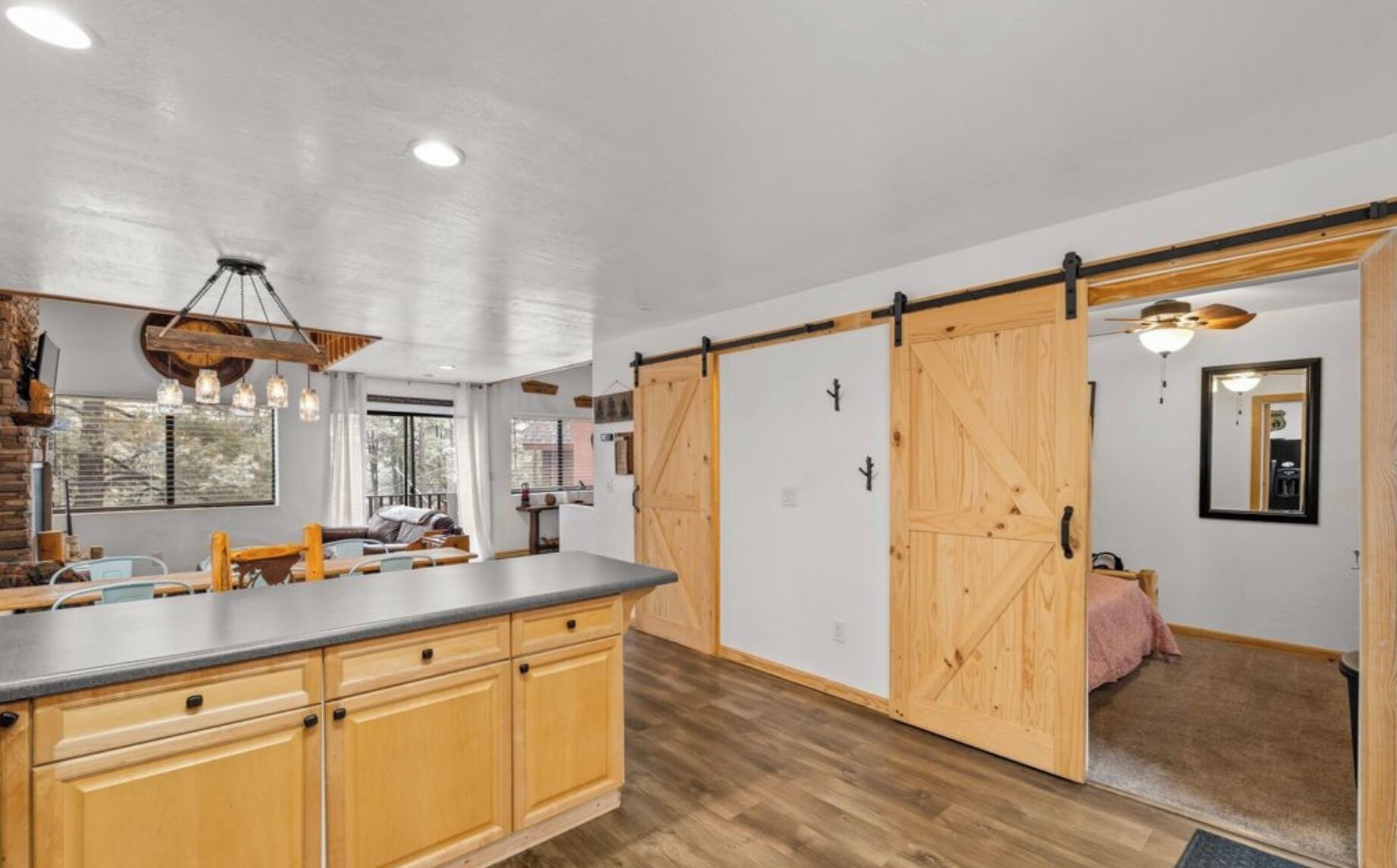 2 soverom, strykejern/-brett, reiseseng for barn og wi-fi (inkludert)