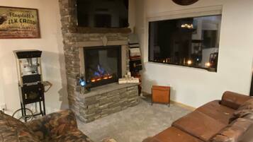 Smart TV, caminetto, videogiochi, libri