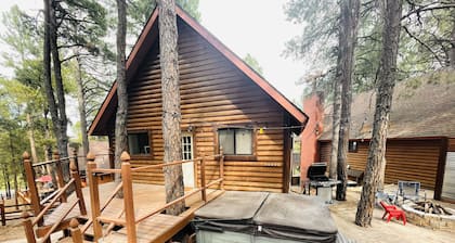 The Bear's Den of Flagstaff + Private Hot Tub