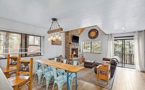 Smart TV, lareira, videogames, livros