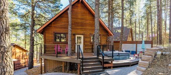 The Bear's Den of Flagstaff + Private Hot Tub