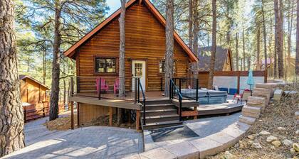 The Bear's Den of Flagstaff + Private Hot Tub
