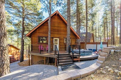 The Bear's Den of Flagstaff + Private Hot Tub