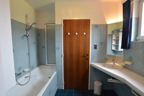 Bathtub, hair dryer, soap, toilet paper - Lovely, original home with large garden in the centre of Merksplas.   (Merksplas)