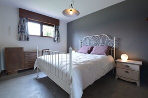 4 slaapkamers, een bureau, een strijkplank/strijkijzer, gratis wifi