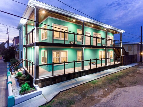 Beautiful Second Floor Studio**Amazing Location!!