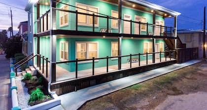 Beautiful Second Floor Studio**Amazing Location!!