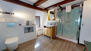 Baignoire, séchoir à cheveux, serviettes fournies, savon