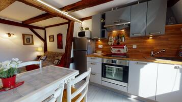 Een koelkast, een microgolfoven, een oven, een kookplaat