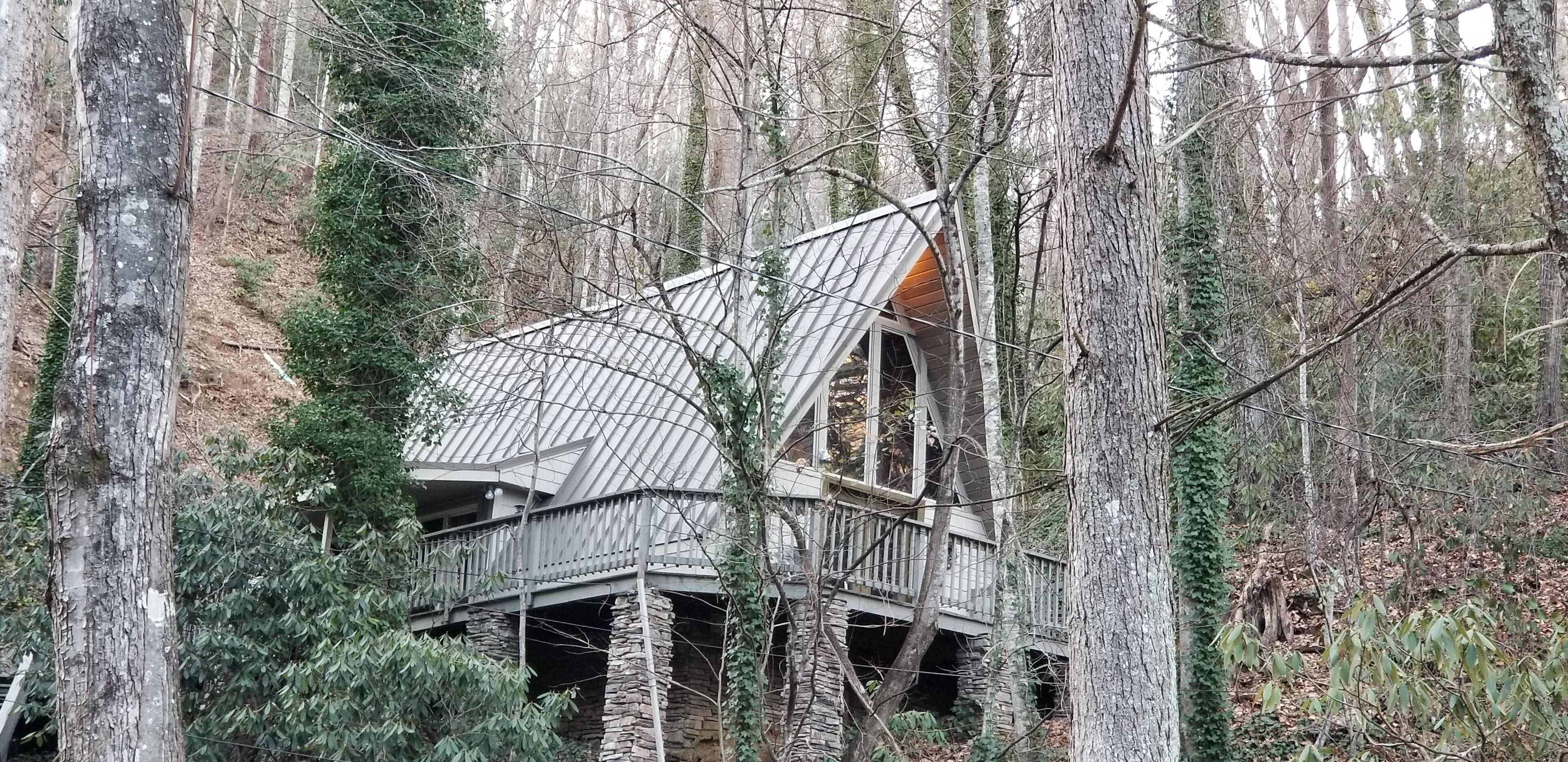 Charming Chalet KIDS LOVE PLAYING IN CREEK IN YARD-2 miles to Gatlinburg & GSMNP