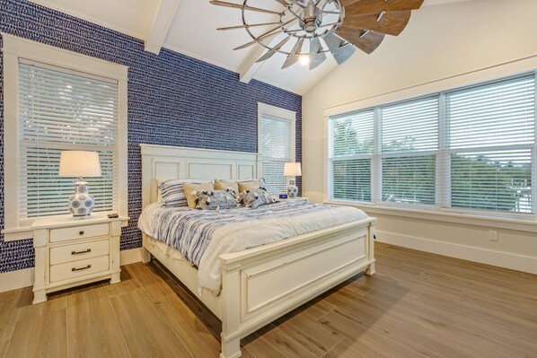 4 bedrooms, iron/ironing board, free WiFi, bed sheets - Yellowfin Inn: Luxury canal-front, pool home on Anna Maria Island (Anna Maria)