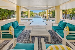 A heated pool - Yellowfin Inn: Luxury canal-front, pool home on Anna Maria Island (Anna Maria)