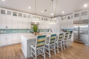 Fridge, microwave, oven, stovetop - Yellowfin Inn: Luxury canal-front, pool home on Anna Maria Island (Anna Maria)