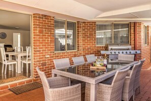 Outdoor dining - Family friendly holiday escape in sought after beachside enclave (Quindalup)