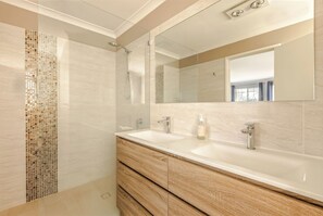 Shower, towels