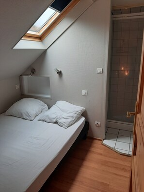 3 bedrooms, iron/ironing board, WiFi