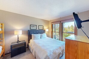 2 bedrooms, iron/ironing board, free Internet, bed sheets