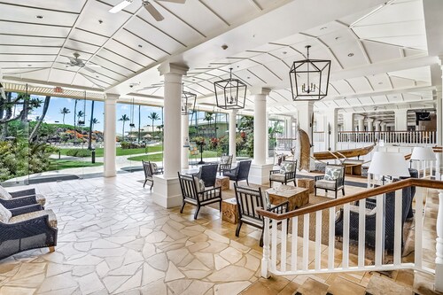 Renovated Condo in an Oceanfront Complex with AC, Lanai, and Pool/Hot Tub Access