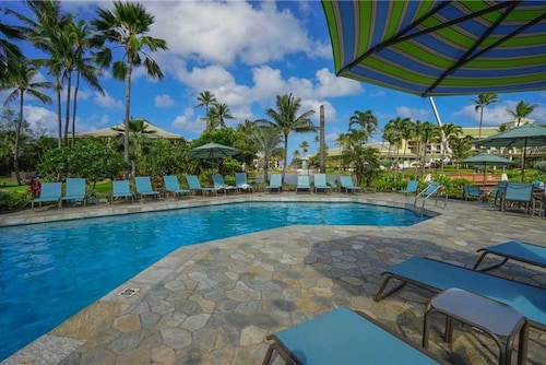 Renovated Condo in an Oceanfront Complex with AC, Lanai, and Pool