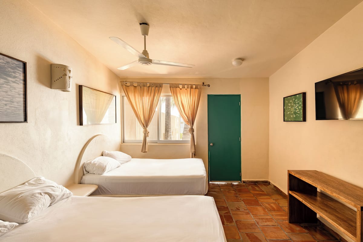 Bungalow 1, 2 Camas Dobles | Brankas, setrika/meja setrika, Wi-Fi gratis, dan seprai linen