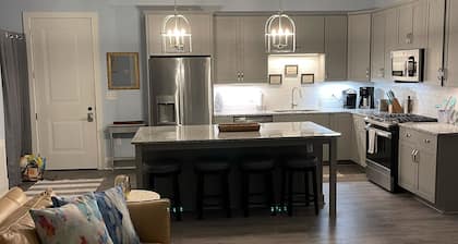 Penthouse - River View, Walk to Restaurants, Pet Friendly, monthly discount