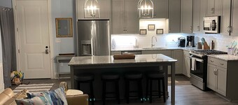 Penthouse - River View, Walk to Restaurants, Pet Friendly, monthly discount