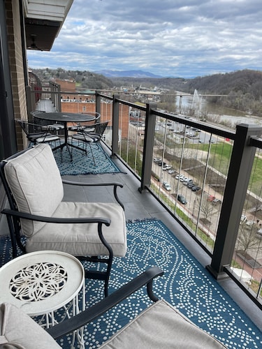 Penthouse - River View, Walk to Restaurants, Pet Friendly, monthly discount