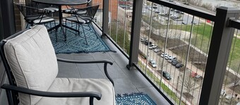 Penthouse - River View, Walk to Restaurants, Pet Friendly, monthly discount