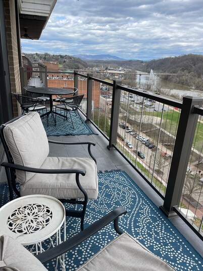 Penthouse - River View, Walk to Restaurants, Pet Friendly, monthly discount