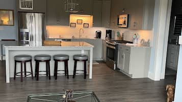 雪櫃、微波爐、焗爐、爐具