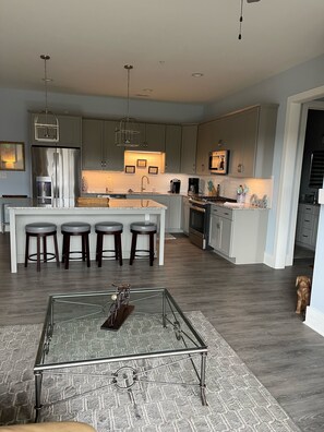 Refrigerador, microondas, horno y parrilla de estufa 