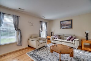 Smart TV, fireplace - Eveready Paradise Villa, Stafford (Stafford)