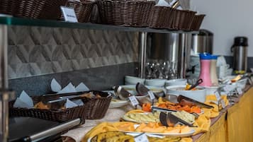 Café da manhã com buffet grátis todos os dias
