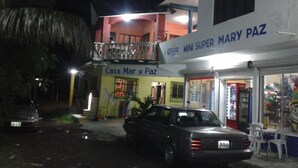 Un edificio con un cartel que dice 'HABITACION' y 'MINI SUPER MARY PAZ'.