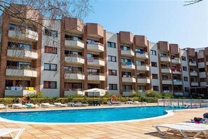 Una piscina al aire libre