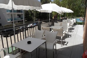 Outdoor dining - Las Mariposas Aparthotel (Lloret de Mar)