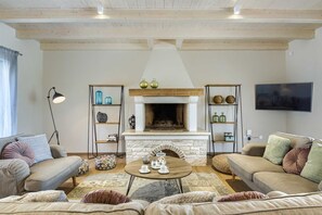 TV, fireplace - Villa Ambienta with Heated Pool (Krnica)