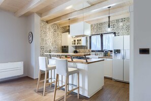 Fridge, microwave, oven, stovetop - Villa Ambienta with Heated Pool (Krnica)