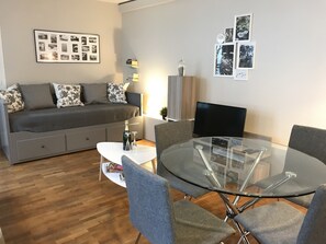 Dining - LES LOGETTES APARTMENT, 10 SECONDS FROM THE PORT IN A QUIET LOCATION (Honfleur)