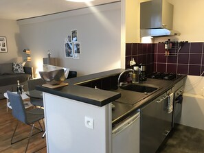 Køleskab, mikrobølgeovn, ovn, kogeplade
