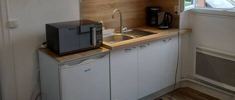 Réfrigérateur, micro-ondes, four, plaque de cuisson