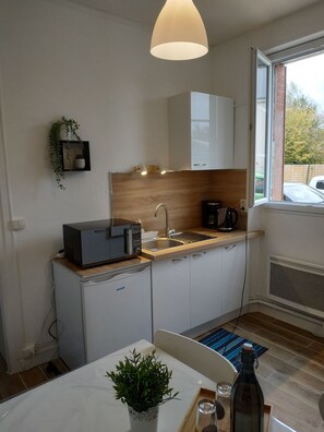 Een koelkast, een microgolfoven, een oven, een kookplaat