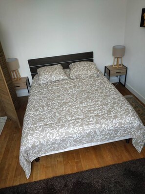 2 habitaciones, tabla de planchar con plancha y cuna de viaje 