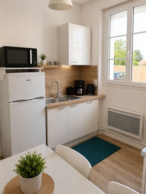 Fridge, oven, stovetop, coffee/tea maker - Le Ténor- Apartment - Free parking (Orléans)