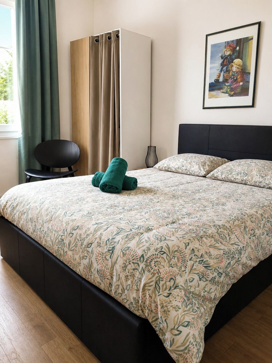 2 bedrooms, iron/ironing board, travel cot, free WiFi
